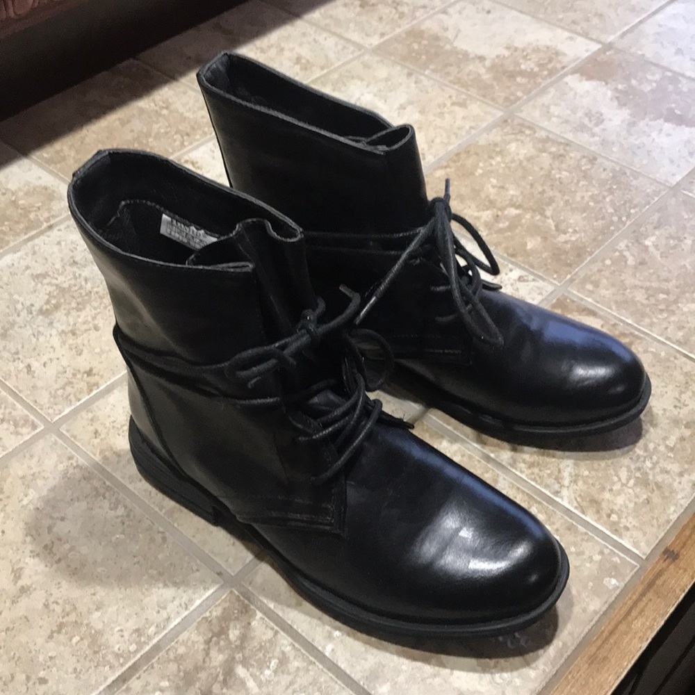 Wrap around tie booties